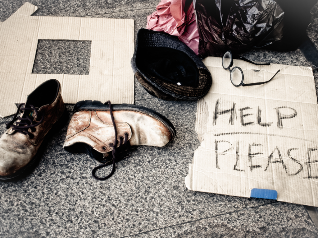 Вещи бездомных на вешалке. Нищий и деньгах, голодный о еде. Hungry Shoes.